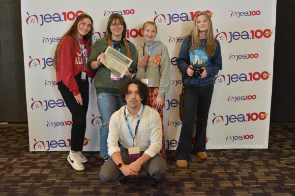 AT THE NATIONAL CONVENTION journalism students celebrate Lovett‘s award and 100 years of scholastic
journalism. Left to right: Carlee Isenhart, Emma Parlock, Kelsey Tincher, Ava Hymes. Front: Kaelan Lovett